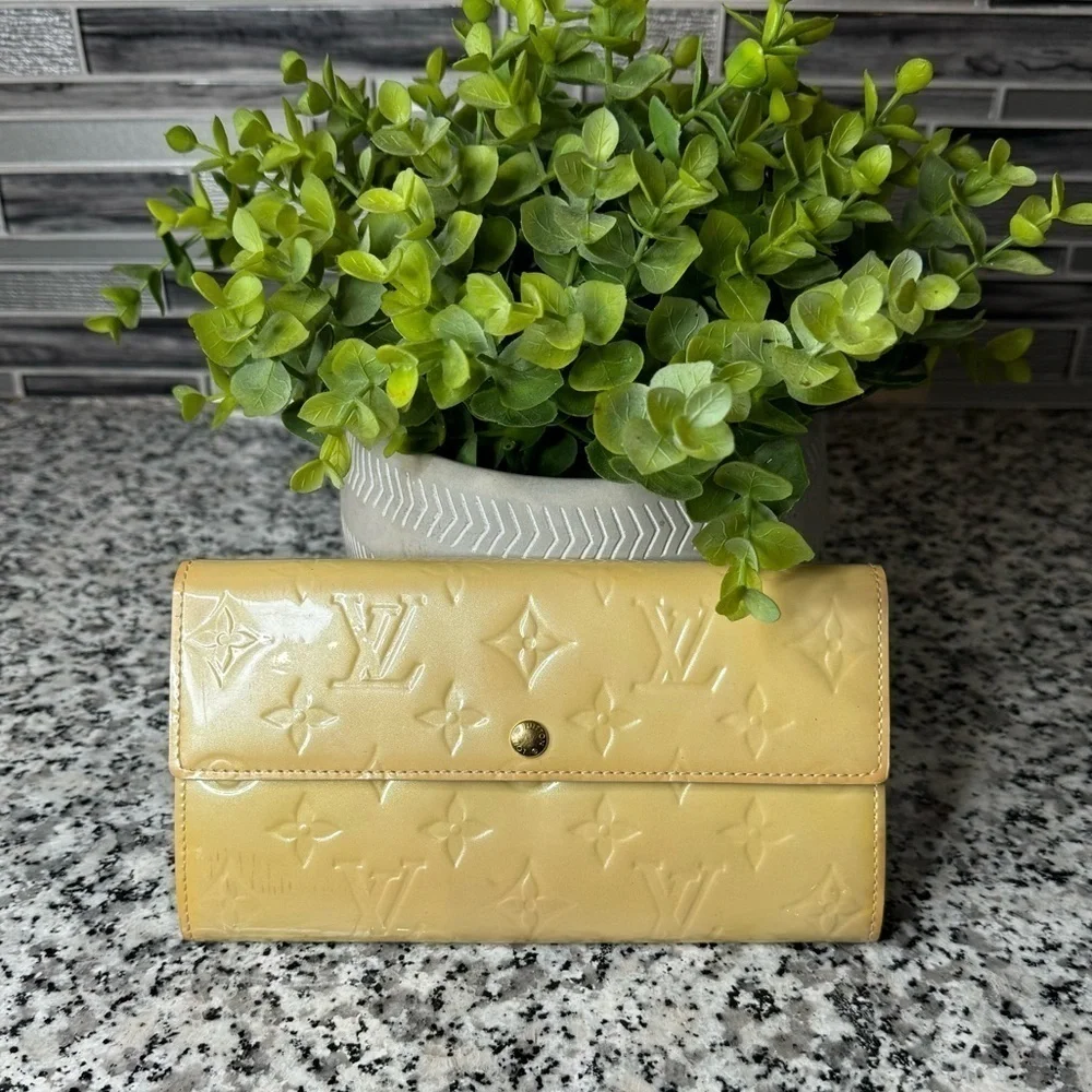 Louis Vuitton TN0181 2011 Vintage Vernis Patent Leather Sarah Wallet AUTHENTIC
